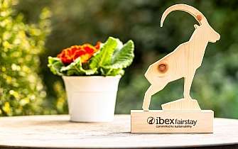 Tisch mit Holzfigur Tisch mit Holzfigur