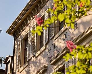 Aussenansicht Teufelhof Fruehling