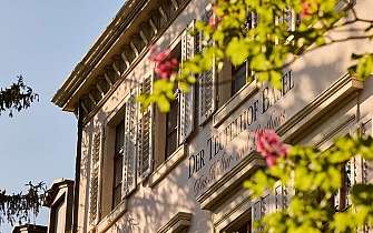 Aussenansicht Teufelhof Fruehling Aussenansicht Teufelhof Fruehling